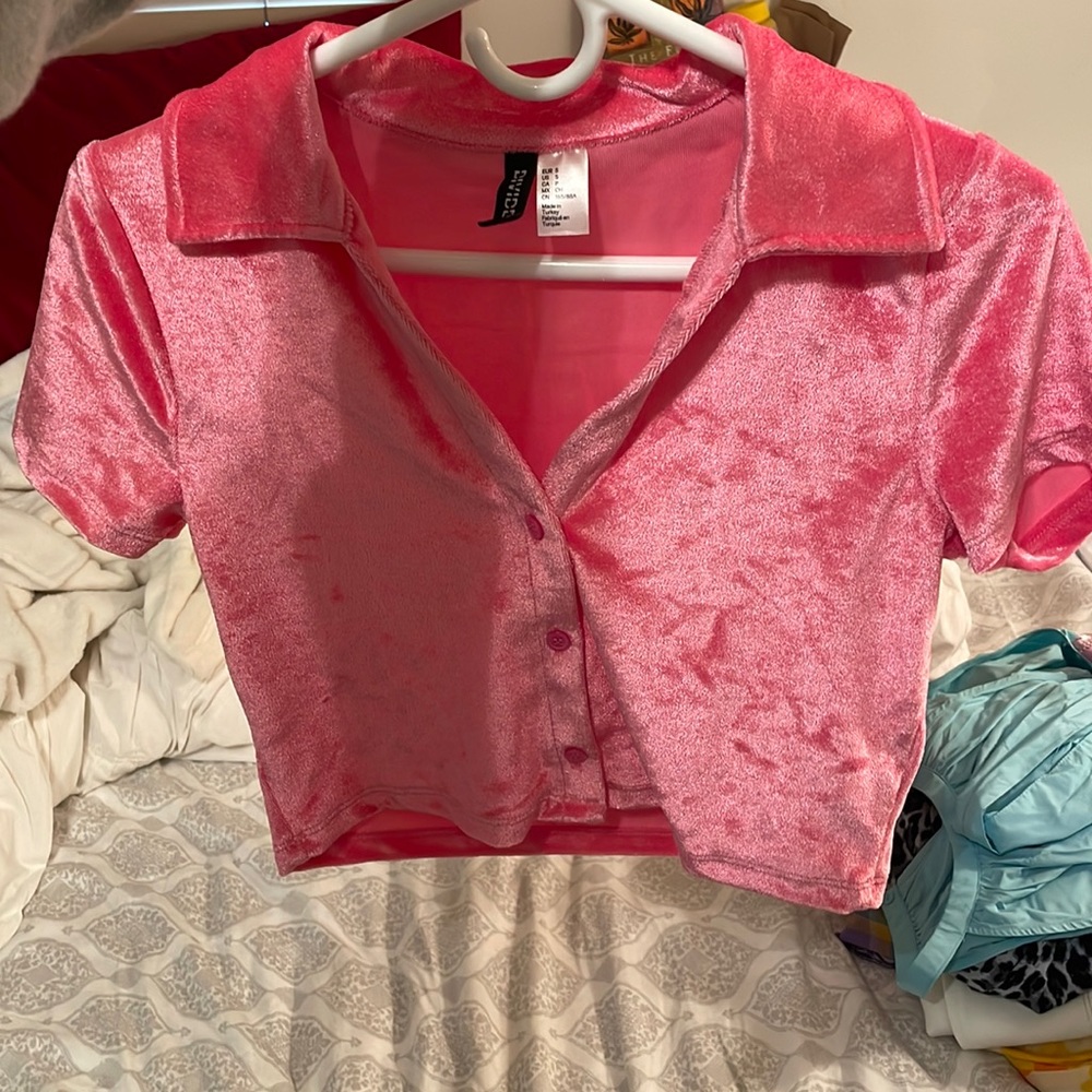 Divided by H&M pink velour collared button down crop top